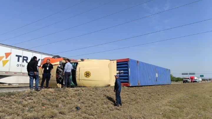 Vuelca tráiler con contenedor marítimo en la autopista a Laredo