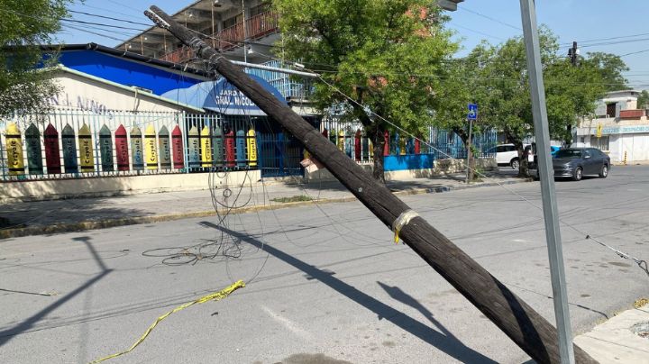 Vecinos de Monterrey piden reparar postes de luz caídos