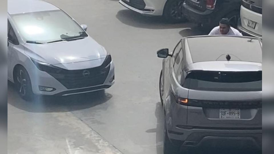 Pelea por estacionamiento en plaza comercial deja un herido en San Pedro.