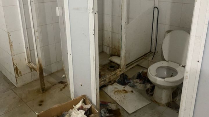 Municipio de Monterrey sigue sin limpiar baños públicos del Hospital Metropolitano