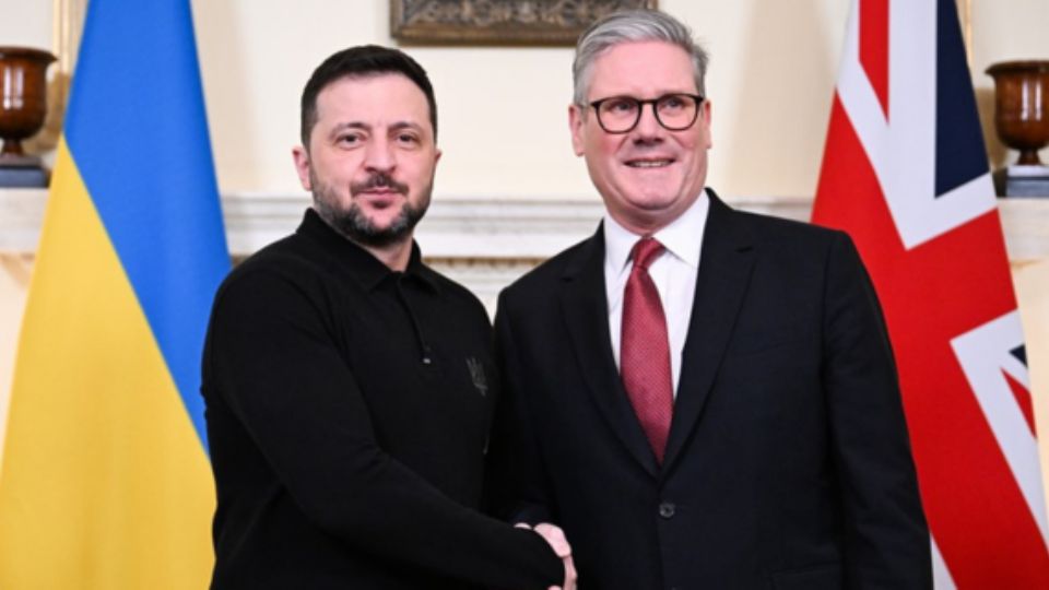 El primer ministro británico, Keir Starmer (der) saluda al presidente de Ucrania, Volodímir Zelenski (izq), antes de una reunión bilateral en Londres.