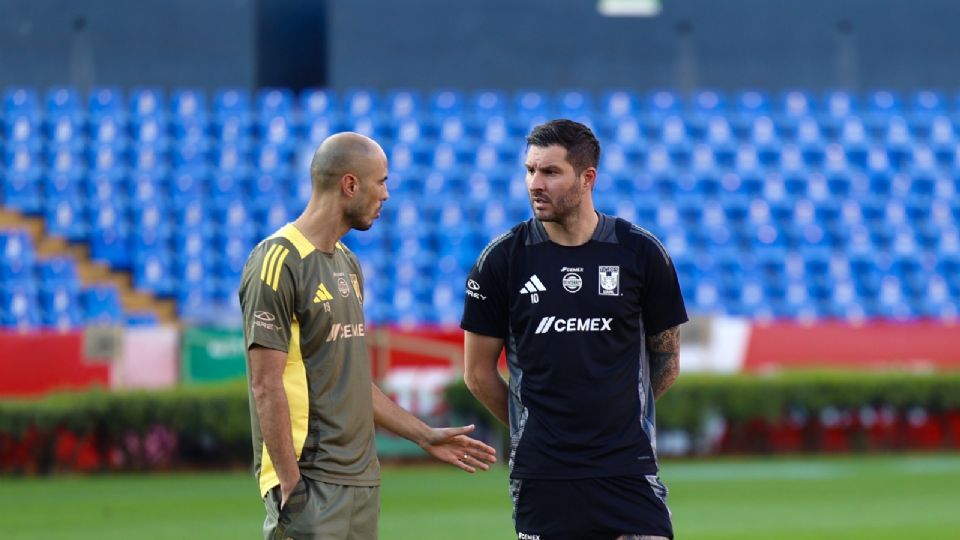 Guido Pizarro dialoga con André-pierre Gignac durante su primera práctica como entrenador de Tigres