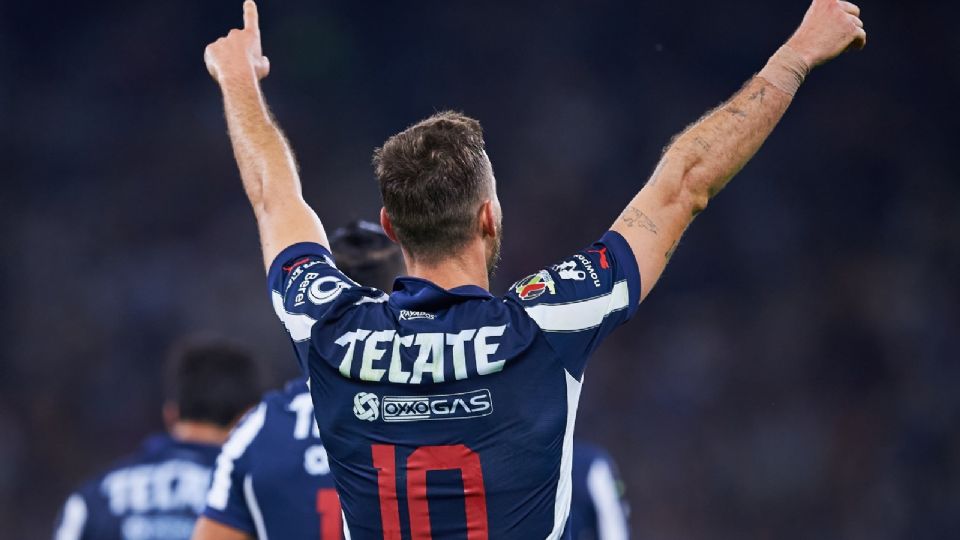 Sergio Canales celebra su anotación frente a Santos Laguna.
