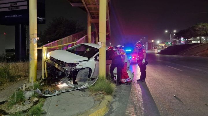 Mujer se estrella contra un puente peatonal en Monterrey