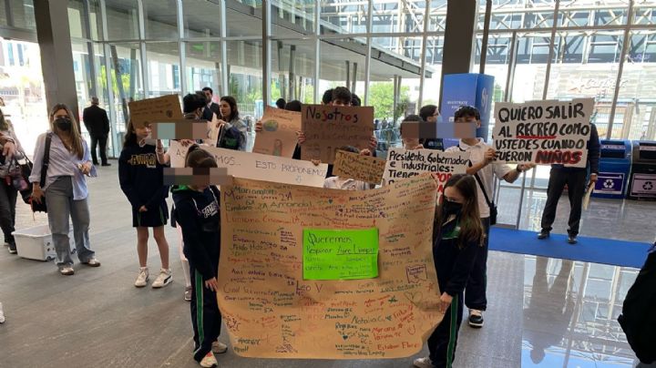 Alumnos y papás protestan en Cintermex previo a llegada de Sheinbaum; exigen aire limpio