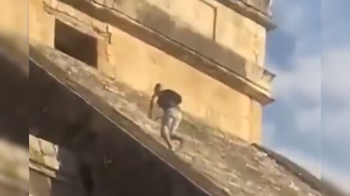 Turista alemán sube pirámide de Chichén Itzá y resulta golpeado por visitantes