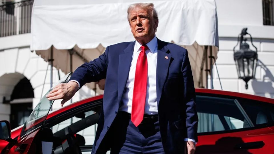 Trump: 'Podrían ir a cárceles de El Salvador' personas que queman Teslas en EU.