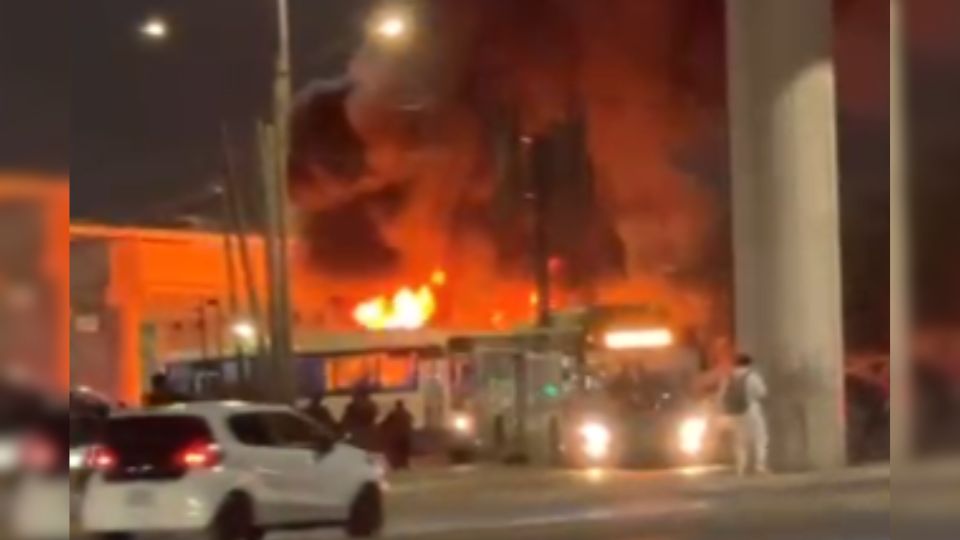 Se incendia ruta urbana en San Nicolás.