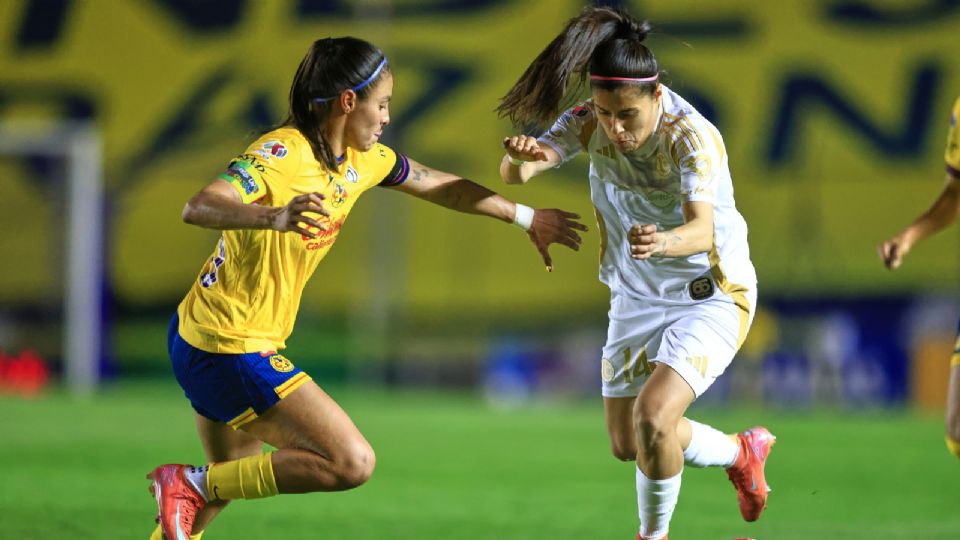 Karen Luna disputa un balón con Jacqueline Ovalle, en el partido entre América y Tigres Femenil