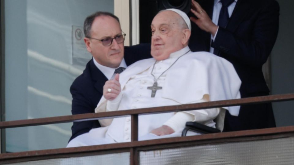 El papa Francisco ha abandonado este domingo el Policlínico Gemelli de Roma, donde ha permanecido 38 días ingresado por una grave infección respiratoria.