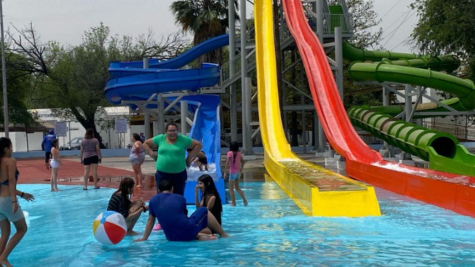 Con música, show infantil, diversión y chapuzones, fue como se llevó a cabo la reapertura de las albercas en el Parque España.