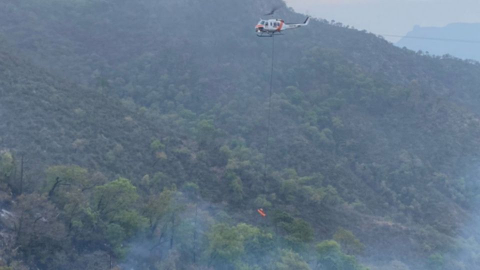 Protección Civil de Nuevo León utilizó un helicóptero para llegar con las víctimas.