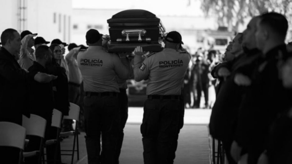 Guardia de honor a policía de Monterrey víctima de ataque.