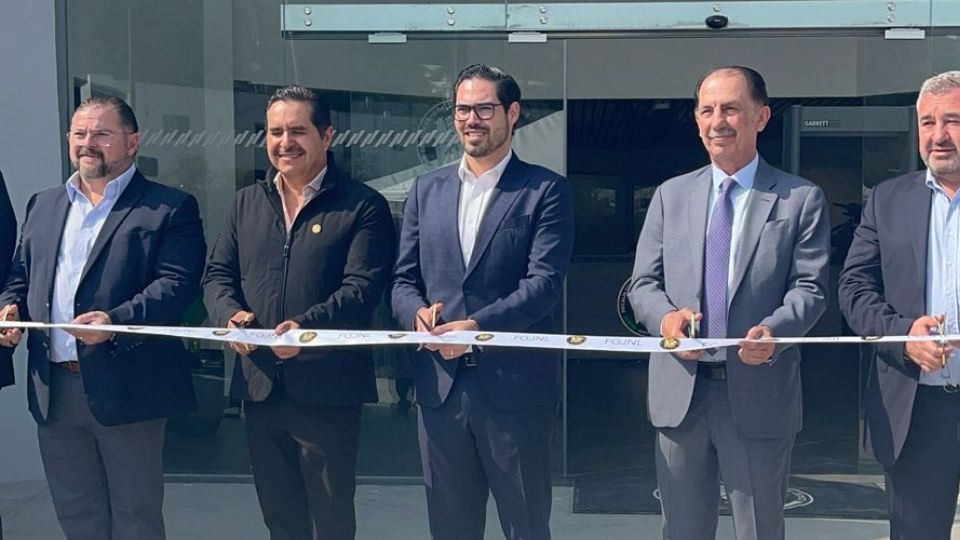 Alcalde de Santiago, David de la Peña (centro), encabeza ceremonia de inauguración del Centro de Justicia