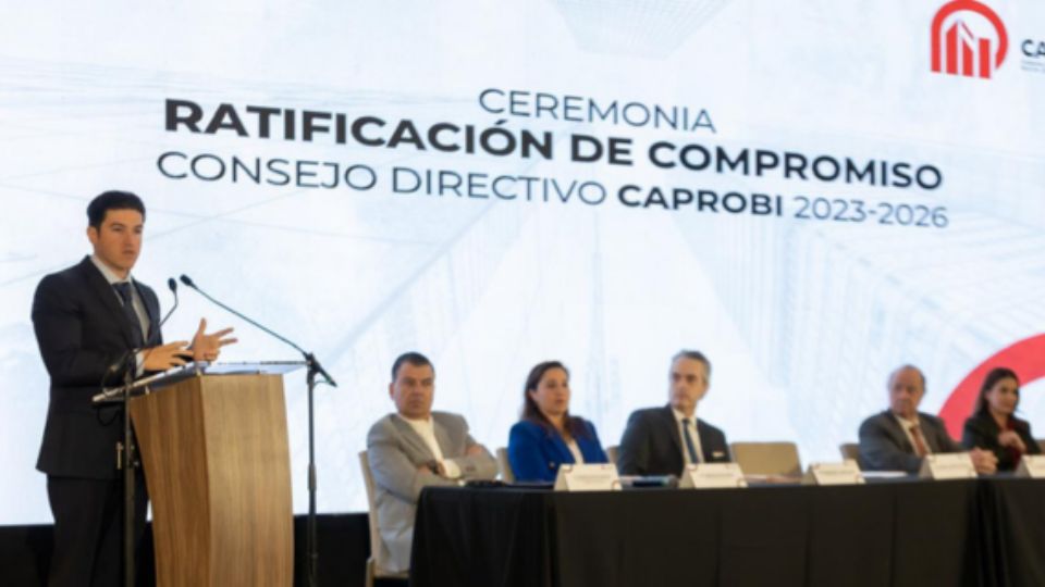 Frente a la Cámara de Propietarios de Bienes Raíces de Nuevo León (Caprobi), el gobernador Samuel García se comprometió a bajar los tiempos de los trámites y que así sea más fácil iniciar un desarrollo.