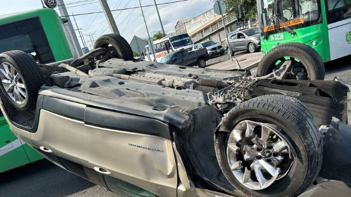 Vuelca camioneta sobre avenida Las Torres, San Nicolás