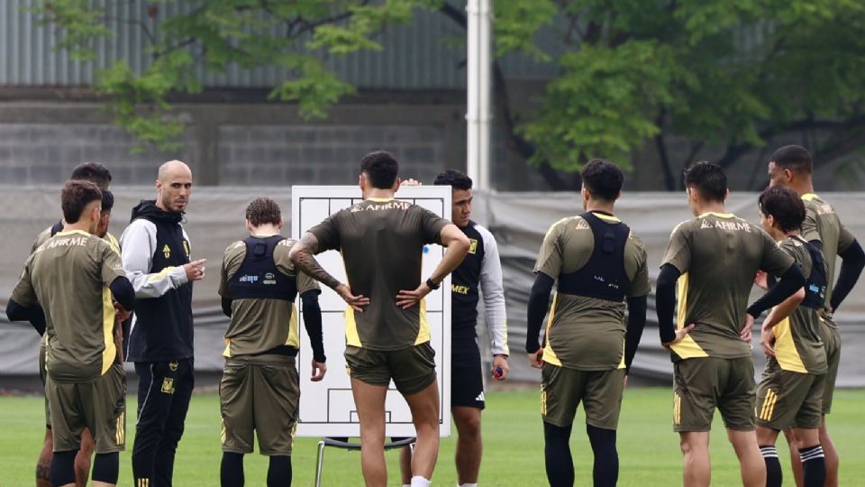 Guido Pizarro dando instrucciones durante un entrenamiento con Tigres