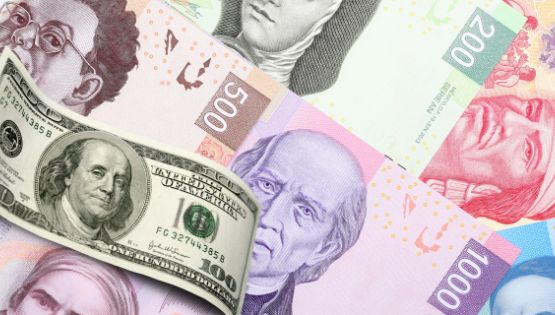 Toca el peso su mejor nivel del año con 17.94 por dólar