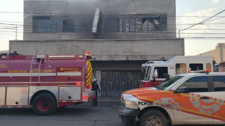 Se registra incendio en edificio abandonado en Monterrey