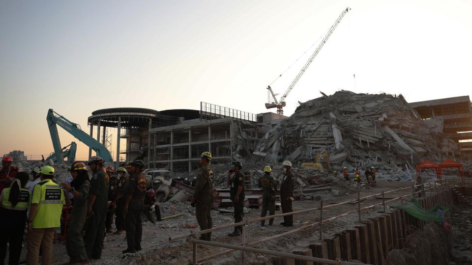 Rescatistas buscan supervivientes en el lugar del derrumbe de un edificio tras un terremoto en Bangkok | EFE/EPA/RUNGROJ YONGRIT