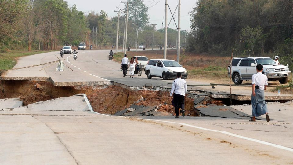 Personas observan una carretera dañada tras un terremoto en Naypyidaw, Myanmar | EFE/EPA/NYEIN CHAN NAING