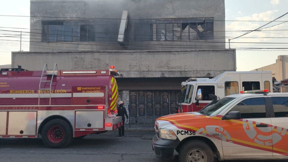 Se registra incendio en edificio abandonado en Monterrey.