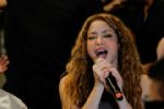 Shakira canta para sus fans afuera de hotel en Chile tras cancelar 2 shows
