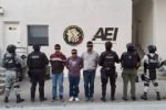Detienen a 3 hombres por poseer más de 300 dosis de drogas y un arma en Salinas Victoria