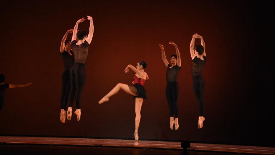 Integrantes del Ballet de Monterrey en el Teatro de la Ciudad