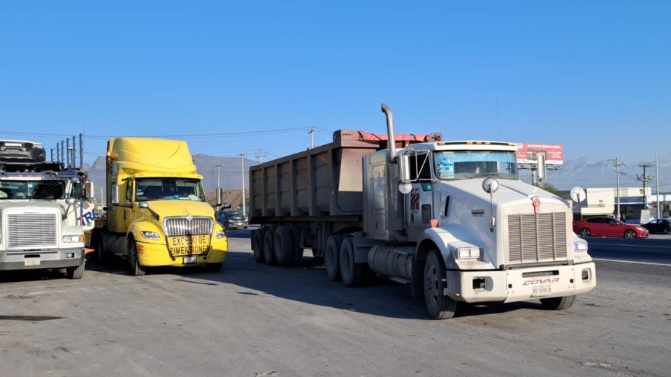 Prohíben paso a tráileres en Santa Catarina