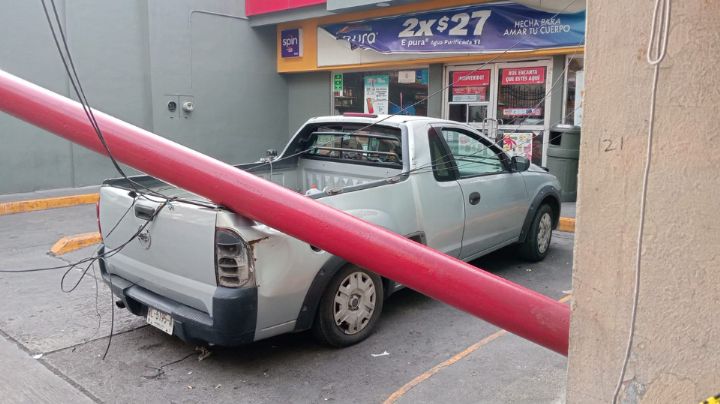 Fuertes vientos provocaron la caída de luminarias en Monterrey