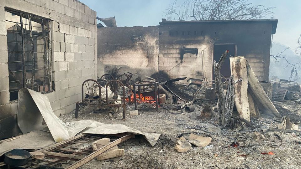 Familias pierden sus casas tras fuerte incendio en Santa Catarina.