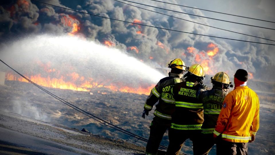 Bomberos combatiendo incendio.