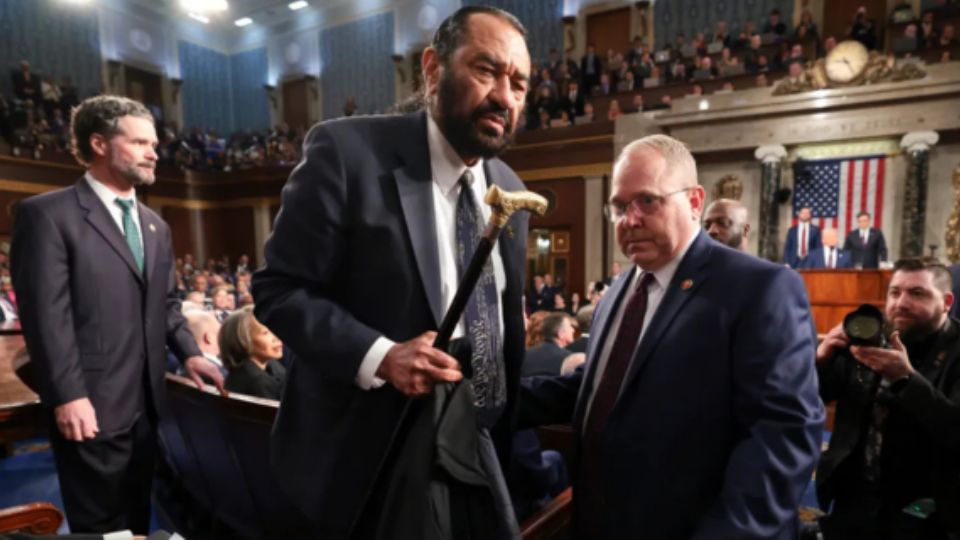 El congresista demócrata, Al Green, fue expulsado este martes de la Cámara por interrumpir al presidente de Estados Unidos, Donald Trump, mientras ofrecía su primer discurso ante el Congreso.