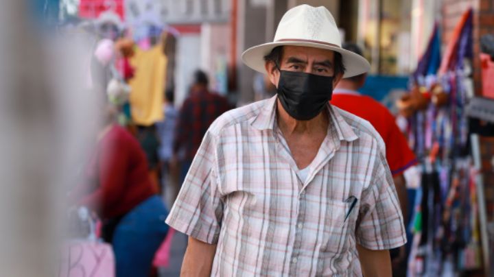 Regios regresan al uso de cubrebocas ahora por la contaminación ambiental
