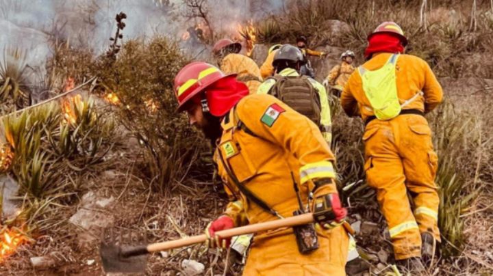 Avanzan labores para sofocar incendio en el cerro del Topo Chico