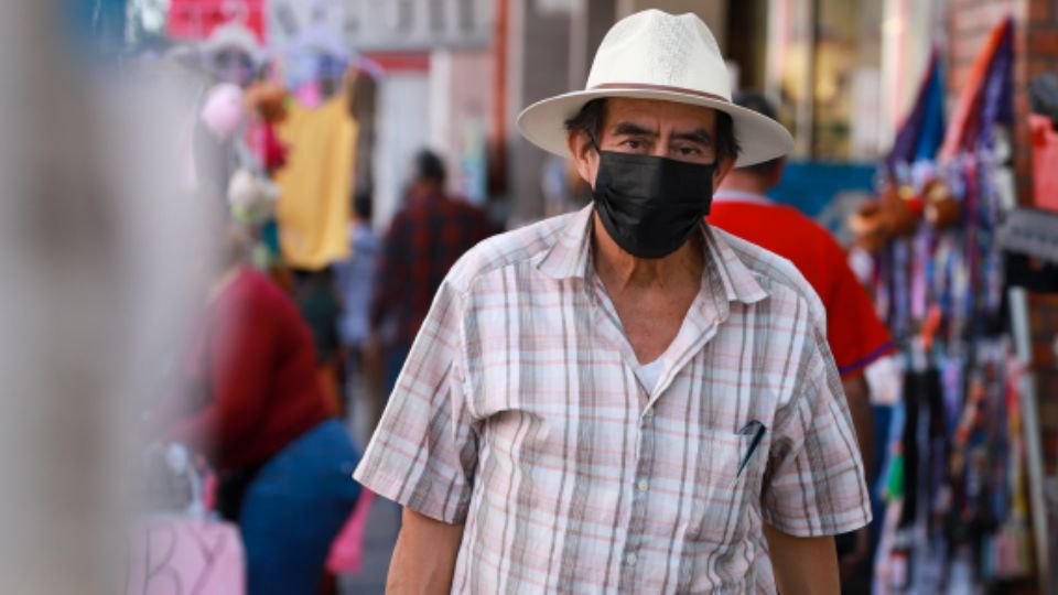 Hombre con cubrebocas en calles de Monterrey.