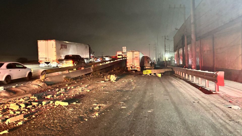 Colisión de tráiler en el Libramiento Noroeste