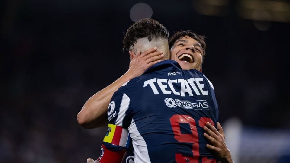 Óliver Torres y Sergio Ramos festejado juntos un gol de Rayados