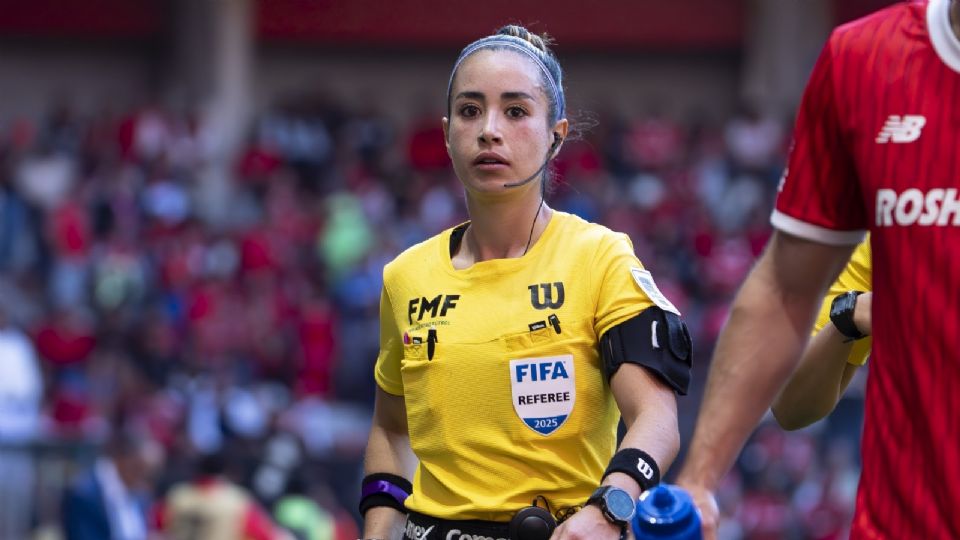 En el Día Internacional de la Mujer, Katia García brilla como única árbitra central en la Liga MX.