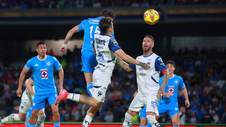 Rayados rescata empate ante Cruz Azul con atajadas de Cárdenas y gol de Ramos