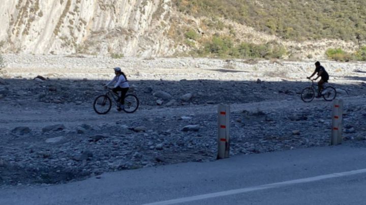 Regios aprovechan el clima cálido de este domingo para pasear en La Huasteca