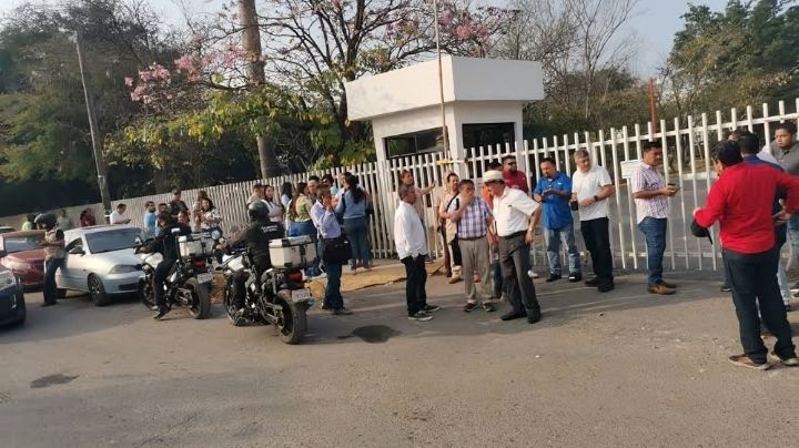 Maestros de Tamaulipas bloquean la SET exigiendo pagos