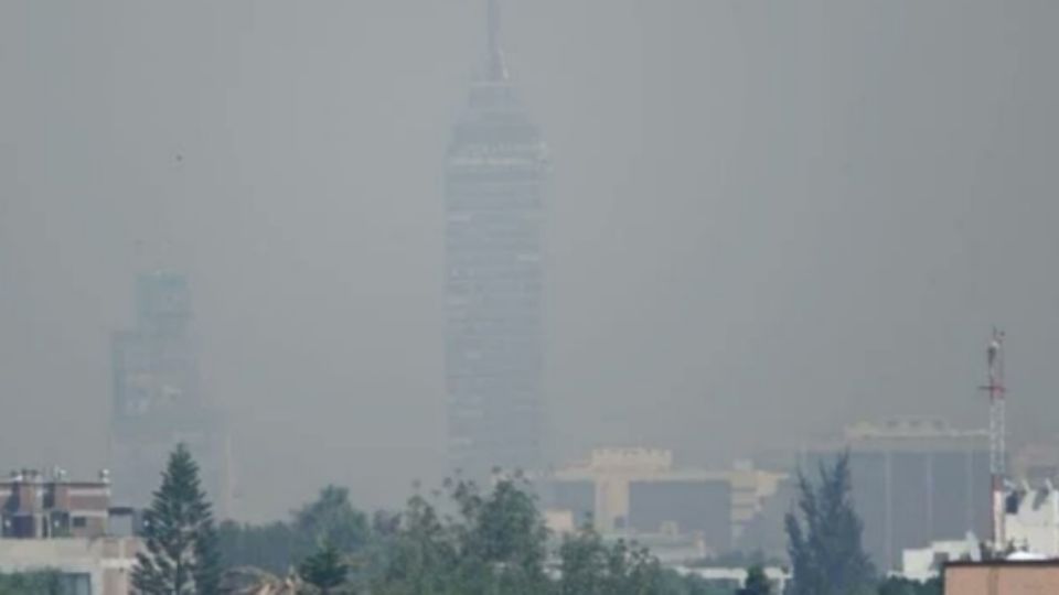 Torre Latinoamericana en la Ciudad de México cubierta por una capa de contaminación.