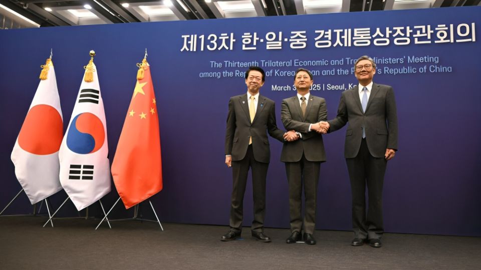 Titulares de Comercio de Japón, China y Corea del Sur.