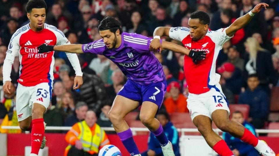 Arsenal supera al Fulham, con Raúl Jiménez en el campo