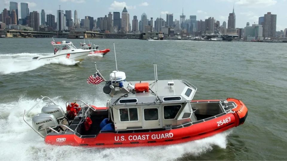 Helicóptero se estrella en el río Hudson de Nueva York.