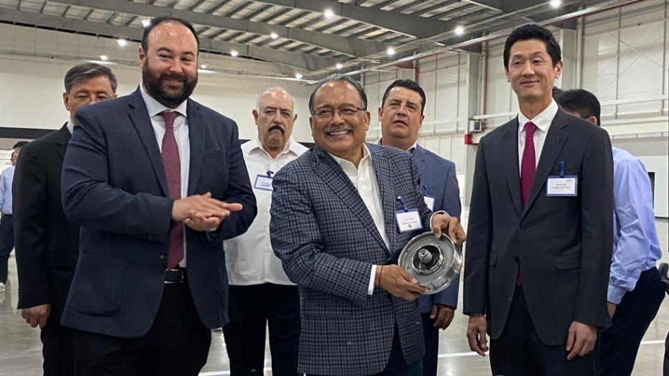 Andrés Mijes (centro), presente en la inauguración de la planta