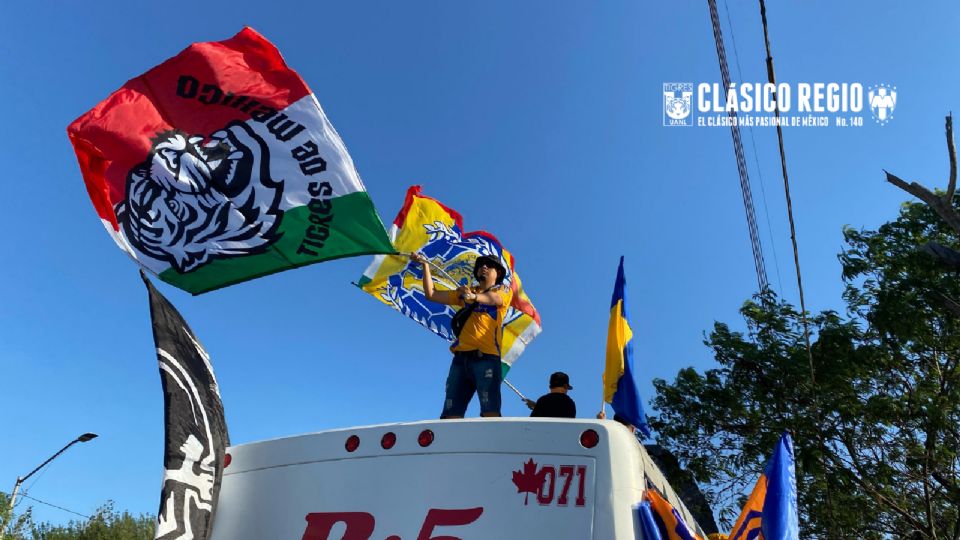 400 aficionados felinos recorren Monterrey rumbo a la Flama de la UANL para vivir la previa del Clásico.
