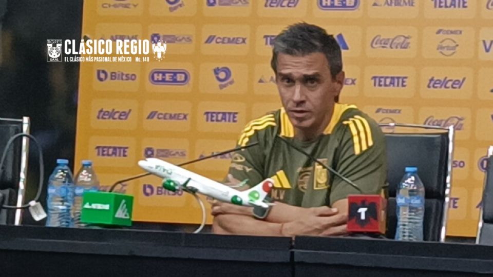 Velásquez Tras Clásico: Elogia Esfuerzo de Tigres, Minimiza Expulsión de Pizarro y Pide Apoyo para Cruz Azul